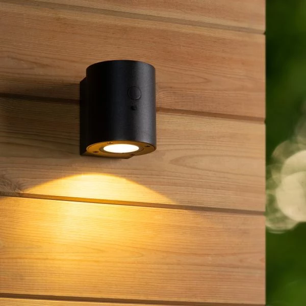 Lucide PERTH - Lámpara de pared - Energía solar - Ø 9 cm - LED Regul. - 1x1W 2850K/3150K - IP65 - Sensor día/noche - Negro - ambiente 1